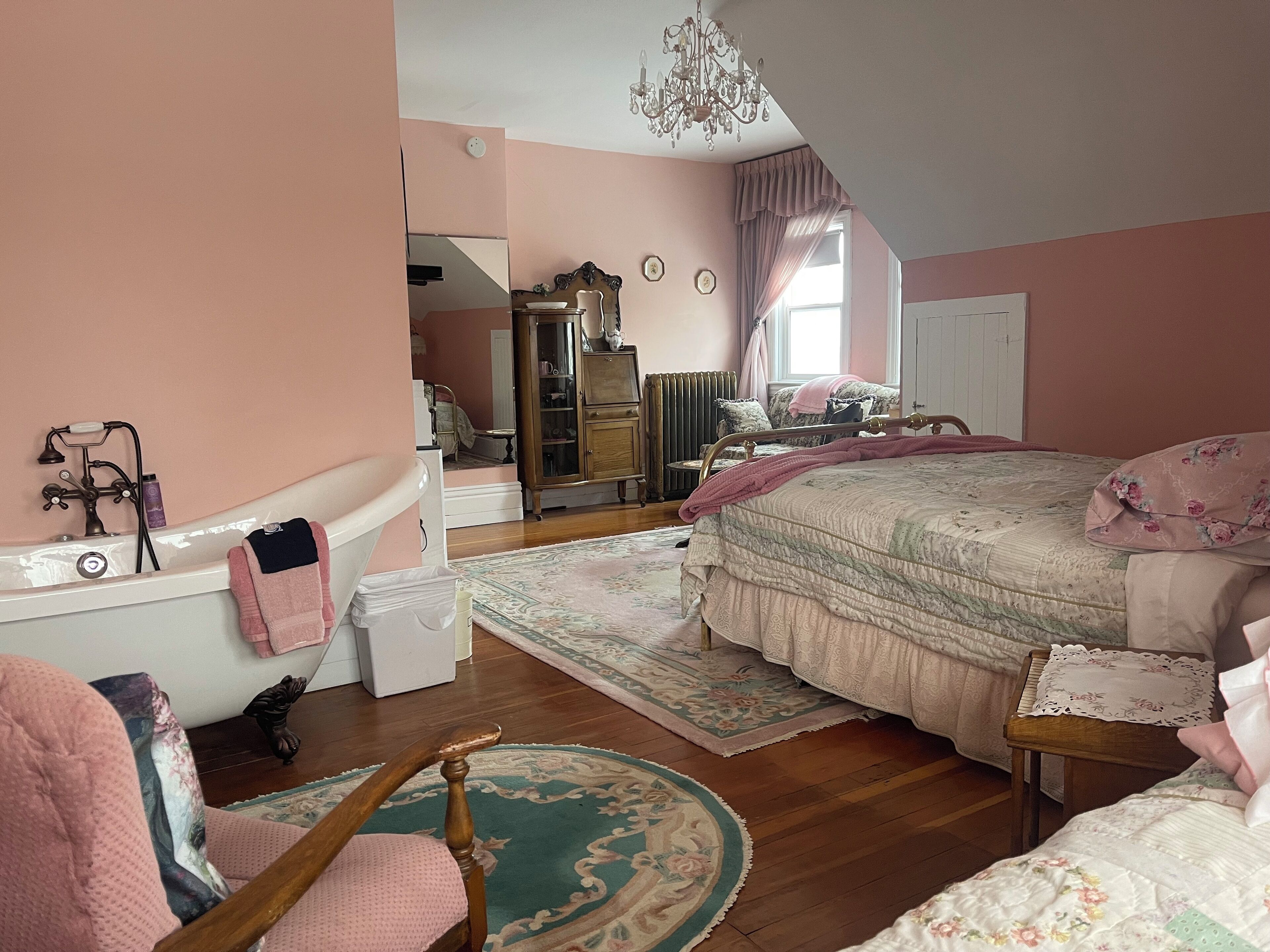 Victorian Jacuzzi Suite | Individually decorated, individually furnished, free WiFi, bed sheets