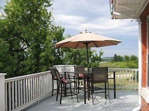 Terrace Suite: Queen Bed and Sofabed with Double Jacuzzi and fireplace with private bath/shower on 2 | 露台