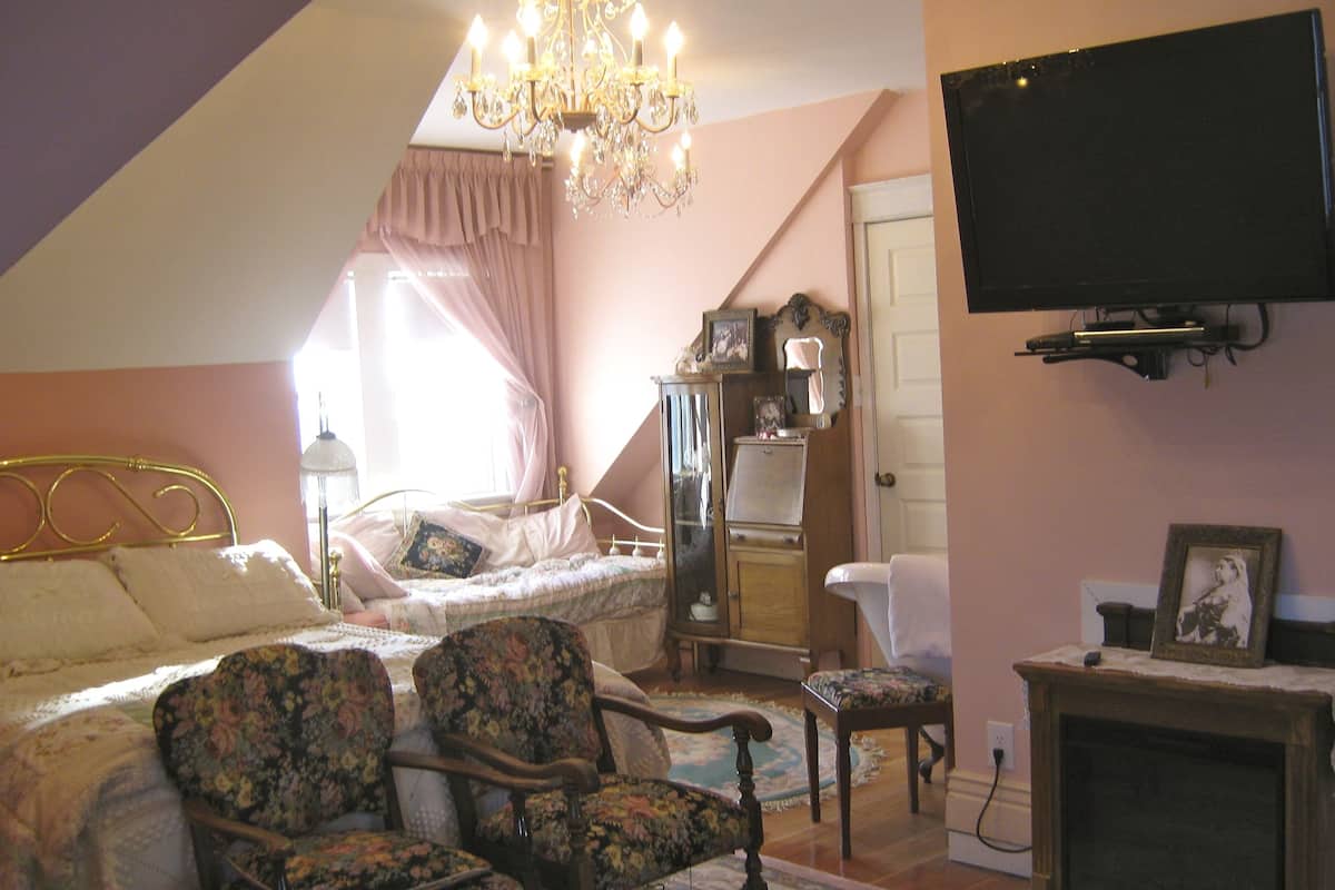 Victorian Jacuzzi Suite | 1 bedroom, individually decorated, individually furnished, free WiFi