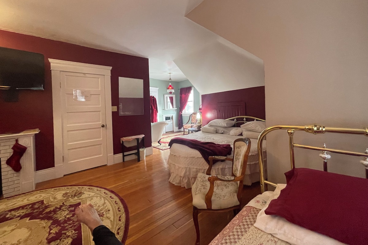 Penthouse Suite | Individually decorated, individually furnished, free WiFi, bed sheets