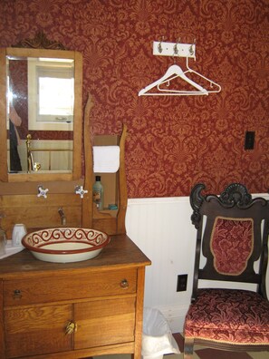 Habitación básica, 1 cama Queen size | Decoración personalizada, muebles diferentes y wifi gratis 