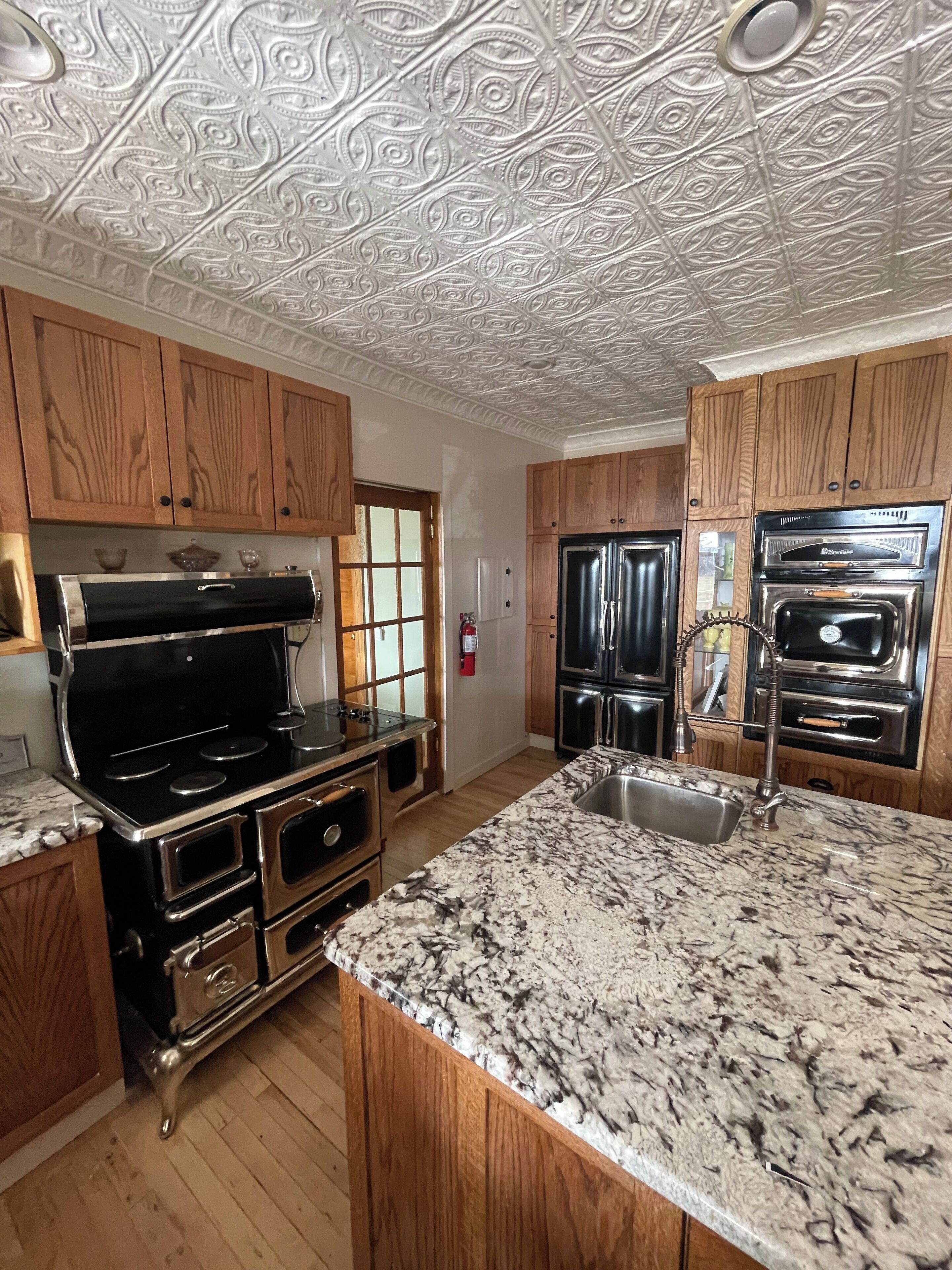 Kühlschrank, Wasserkocher mit Kaffee-/Teezubehör, Wasserkocher