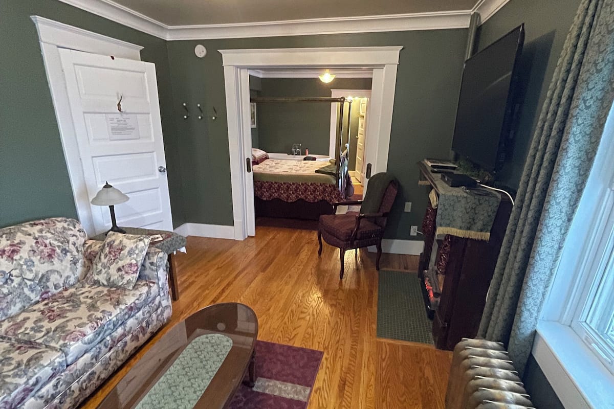 Terrace Suite: Queen Bed and Sofabed with Double Jacuzzi and fireplace with private bath/shower on 2 | Individuelt dekorert, individuelt innredet og wi-fi (inkludert)