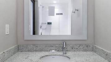 Toalettartikler (inkludert), hårføner og håndklær