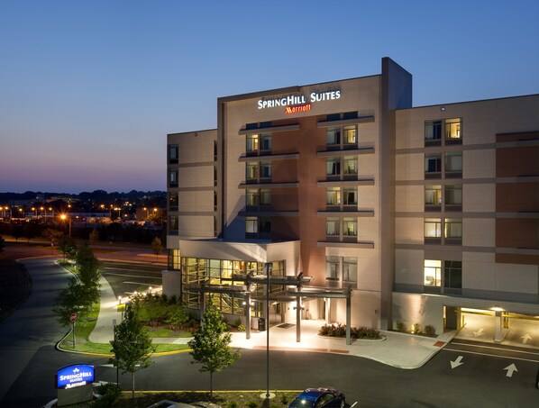 Voorkant accommodatie - avond/nacht