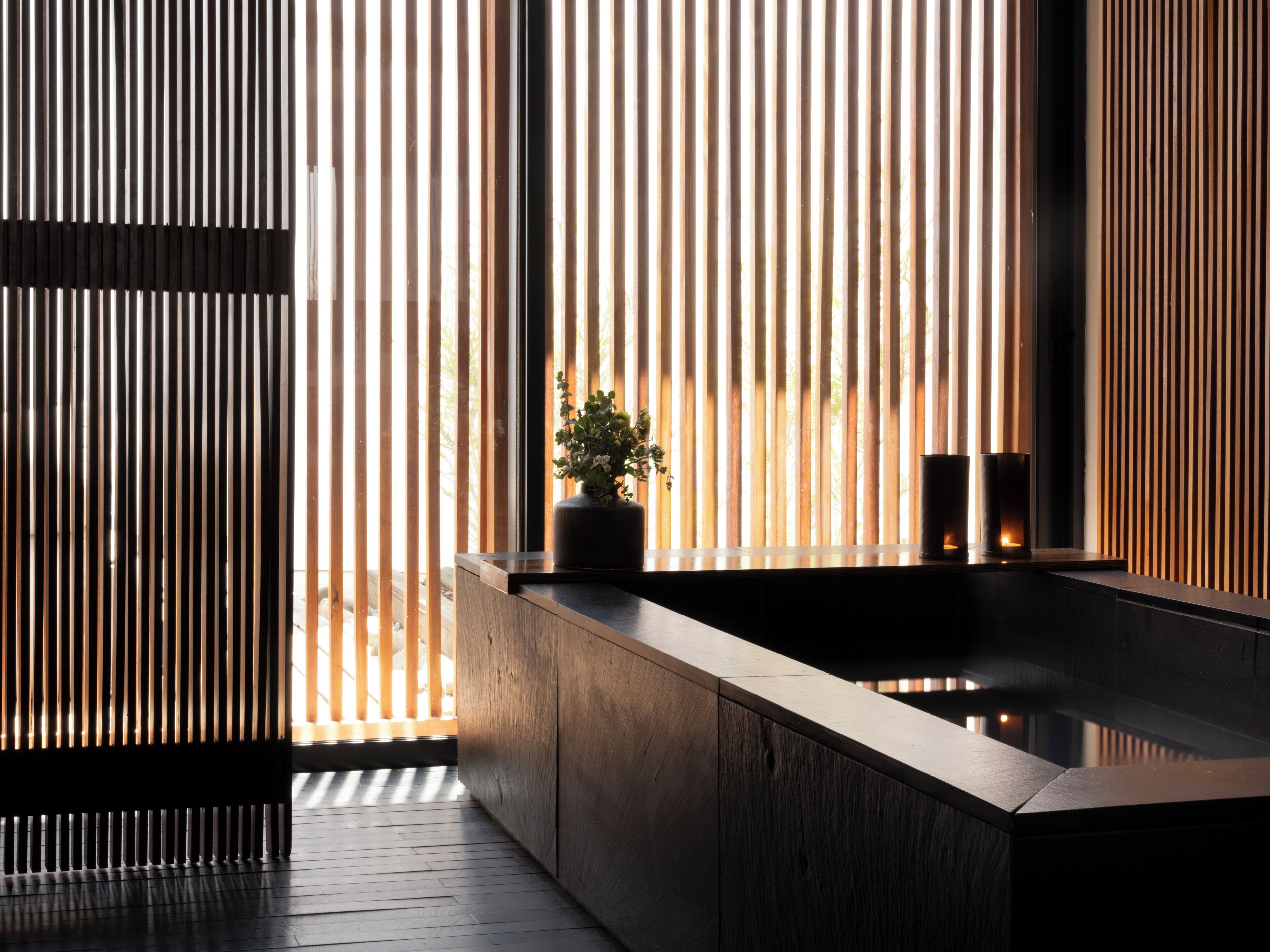 Bañera y ducha independientes, secador de pelo, zapatillas y toallas