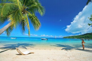 Plage, sable blanc, chaises longues, serviettes de plage