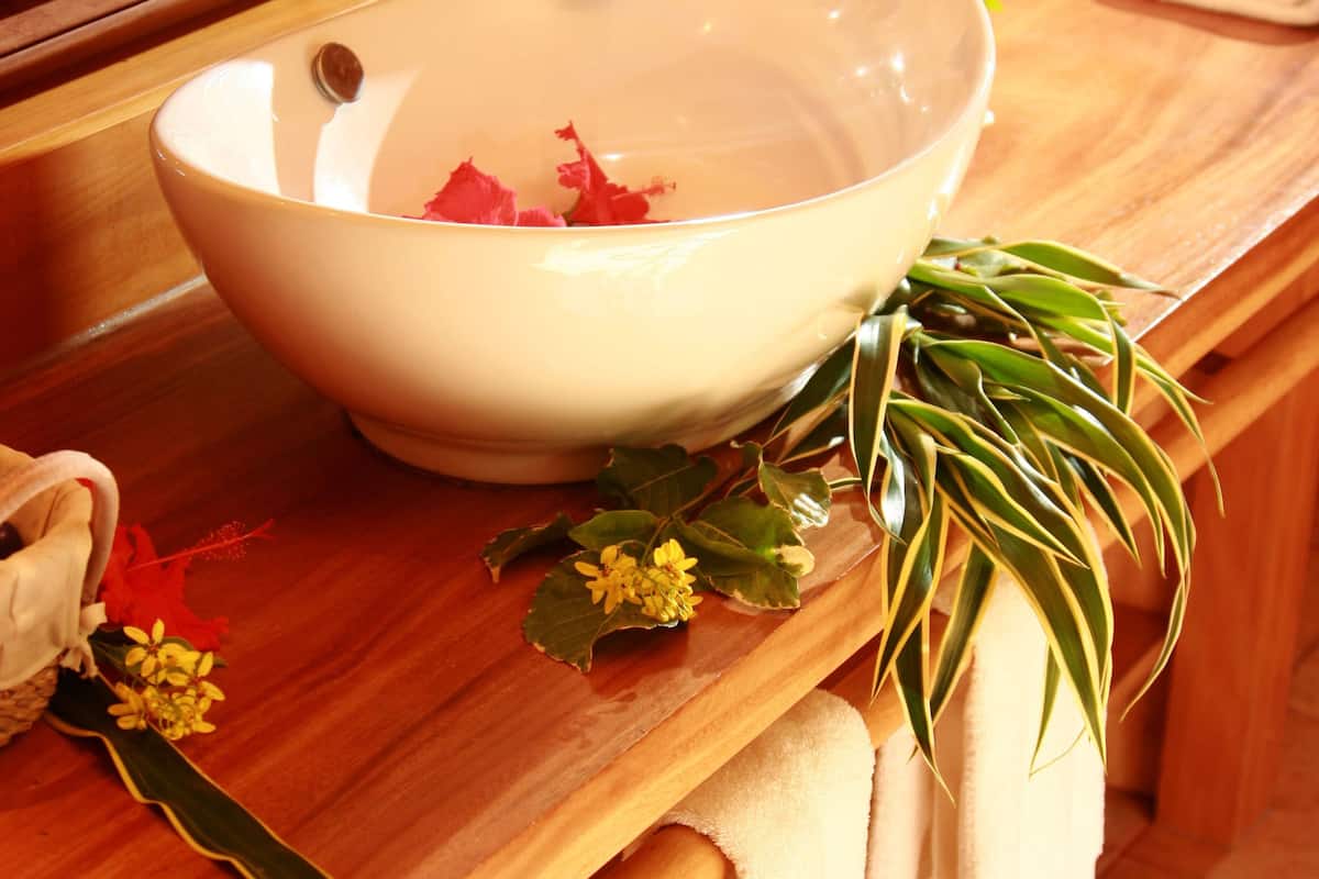 deluxe bungalow, lagoon view | bathroom | shower, free toiletries, hair dryer, towels