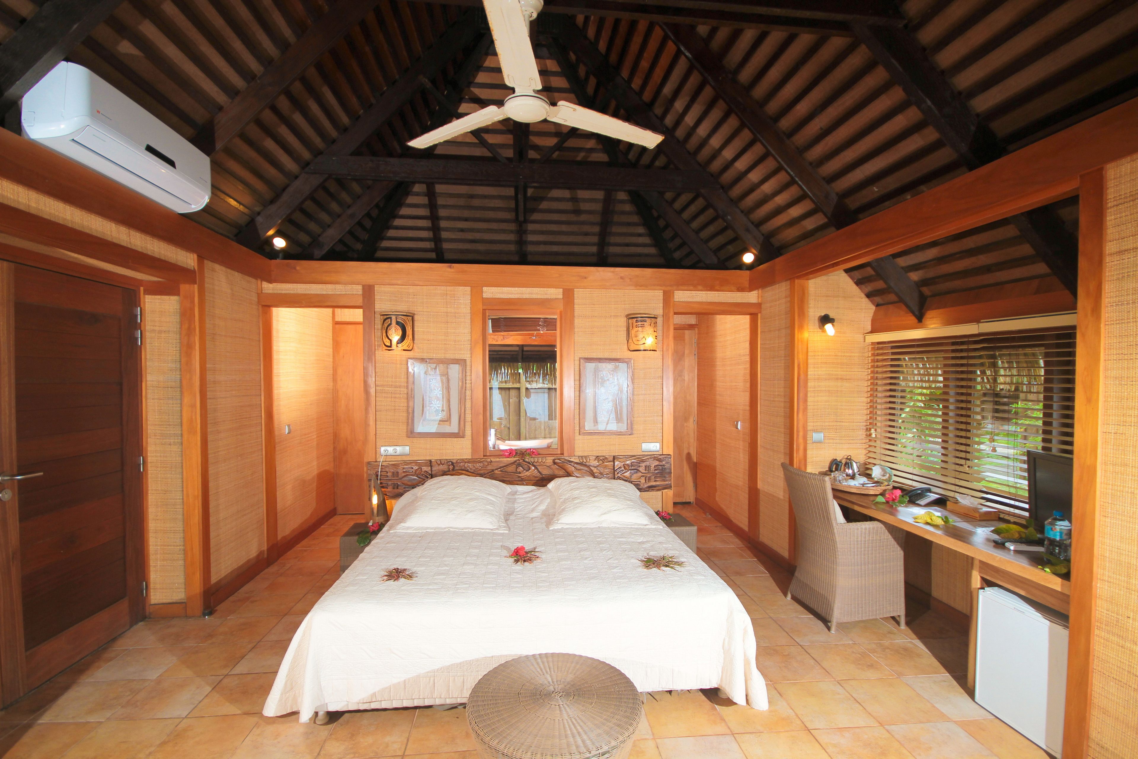 deluxe bungalow, lagoon view | minibar, in-room safe, individually decorated, individually furnished