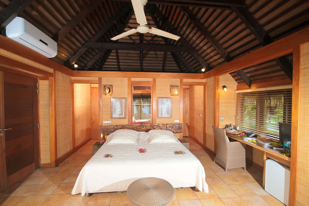 deluxe bungalow, lagoon view | minibar, in-room safe, individually decorated, individually furnished