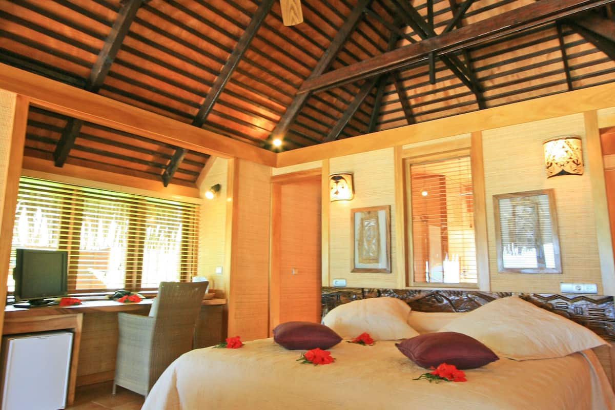 deluxe bungalow, lagoon view | minibar, in-room safe, individually decorated, individually furnished