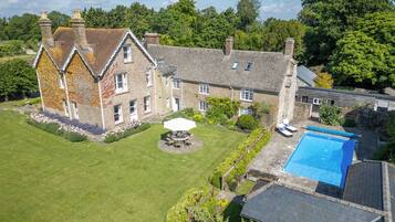 Premium bedding, individually decorated, iron/ironing board