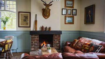 Suite, Ensuite (Double & Single) | Bar (on property)