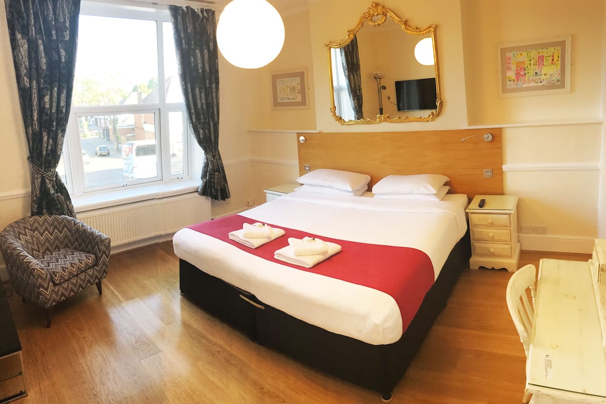 Iron/ironing board, free WiFi, bed sheets