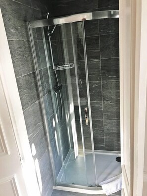 Shower, rainfall showerhead, free toiletries, hair dryer - Gidea Park Hotel (Romford)
