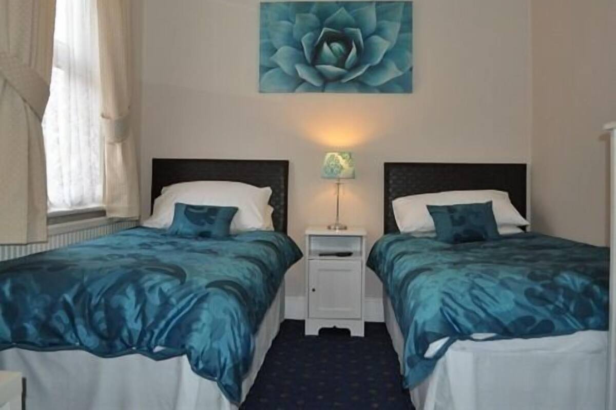 Chambre avec lits jumeaux, 2 lits une place, salle de bains attenante