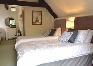 Zweibettzimmer, mit Bad | Hochwertige Bettwaren, Select-Comfort-Betten, kostenloses WLAN