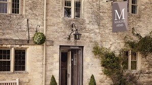 A stone building with a sign reading "Masons Arms." - The Masons Arms (Cirencester)