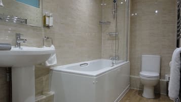 Deluxe Double Room | Bathroom | Combined shower/bathtub, free toiletries, hair dryer, towels