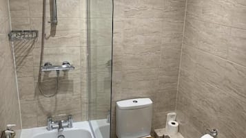 Un baño moderno con bañera, inodoro y ducha.