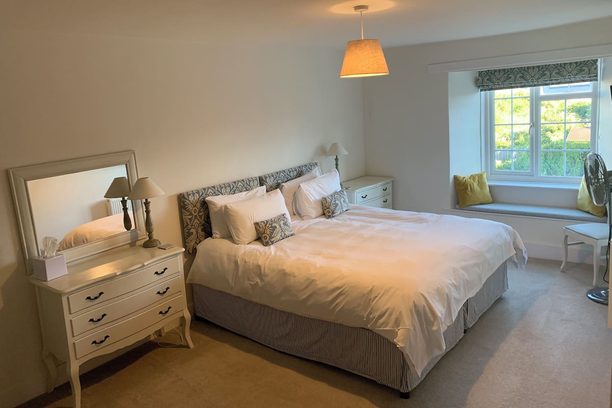 デラックス ダブルまたはツインルーム エンスイート | デスク、アイロン / アイロン台、WiFi (無料)、ベッドシーツ