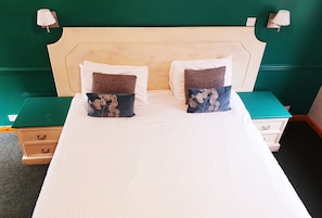 Desk, iron/ironing board, bed sheets, wheelchair access - The White Horse Inn (Cambridge)