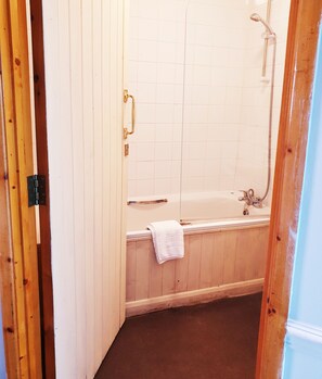 Double Room | Bathroom | Combined shower/tub, free toiletries, hair dryer, towels