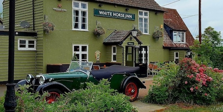 Fachada de la propiedad. The White Horse Inn