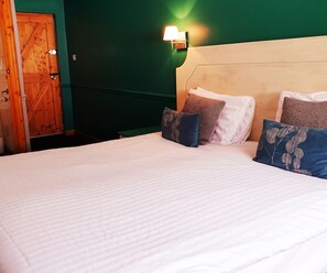 Double Room | Desk, iron/ironing board, bed sheets, wheelchair access - The White Horse Inn (Cambridge)