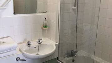 Combined shower/bathtub, free toiletries, hair dryer, towels