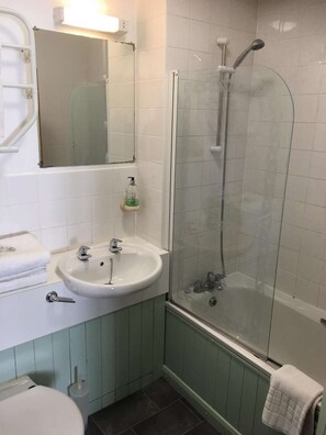 Combined shower/bathtub, free toiletries, hair dryer, towels - The White Horse Inn (Cambridge)
