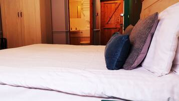 Habitación doble | Escritorio, tabla de planchar con plancha, ropa de cama