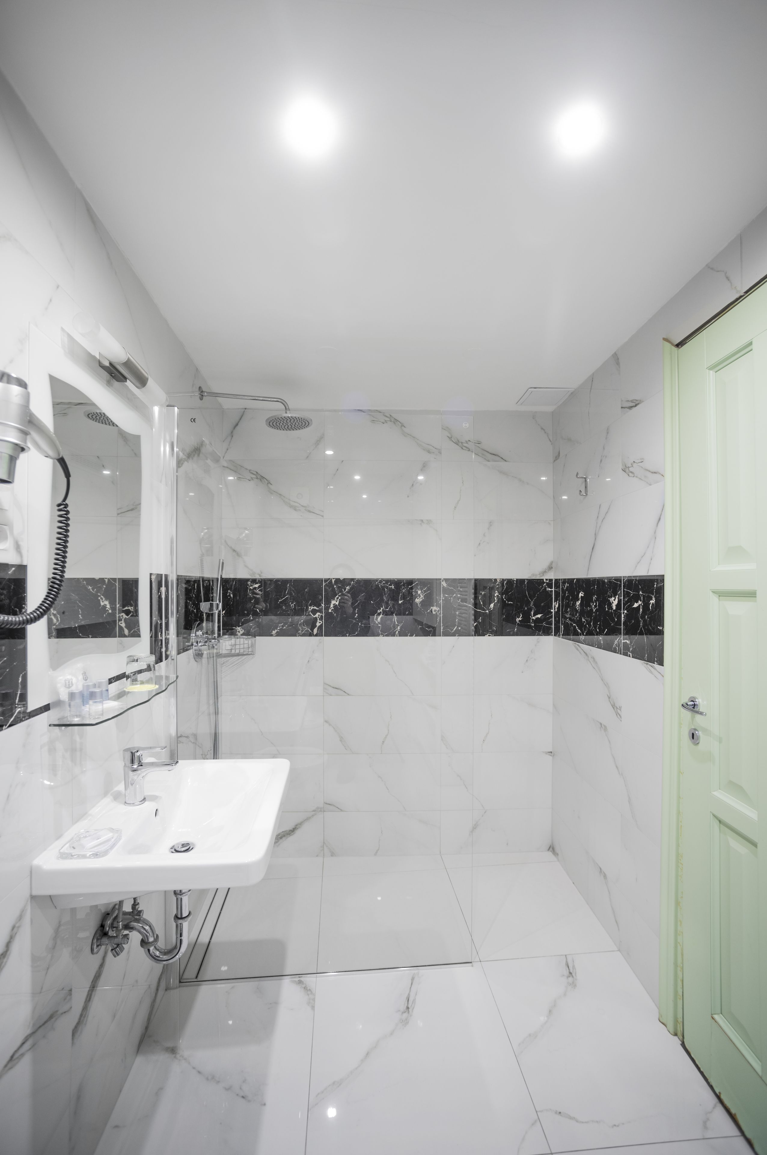 family loft | bathroom | combined shower/bathtub, rainfall showerhead, free toiletries