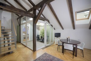 Family Çatı Katı (Loft) | Oturma alanı | Uydu yayını kanalları bulunan 32 inç LCD televizyon, televizyon