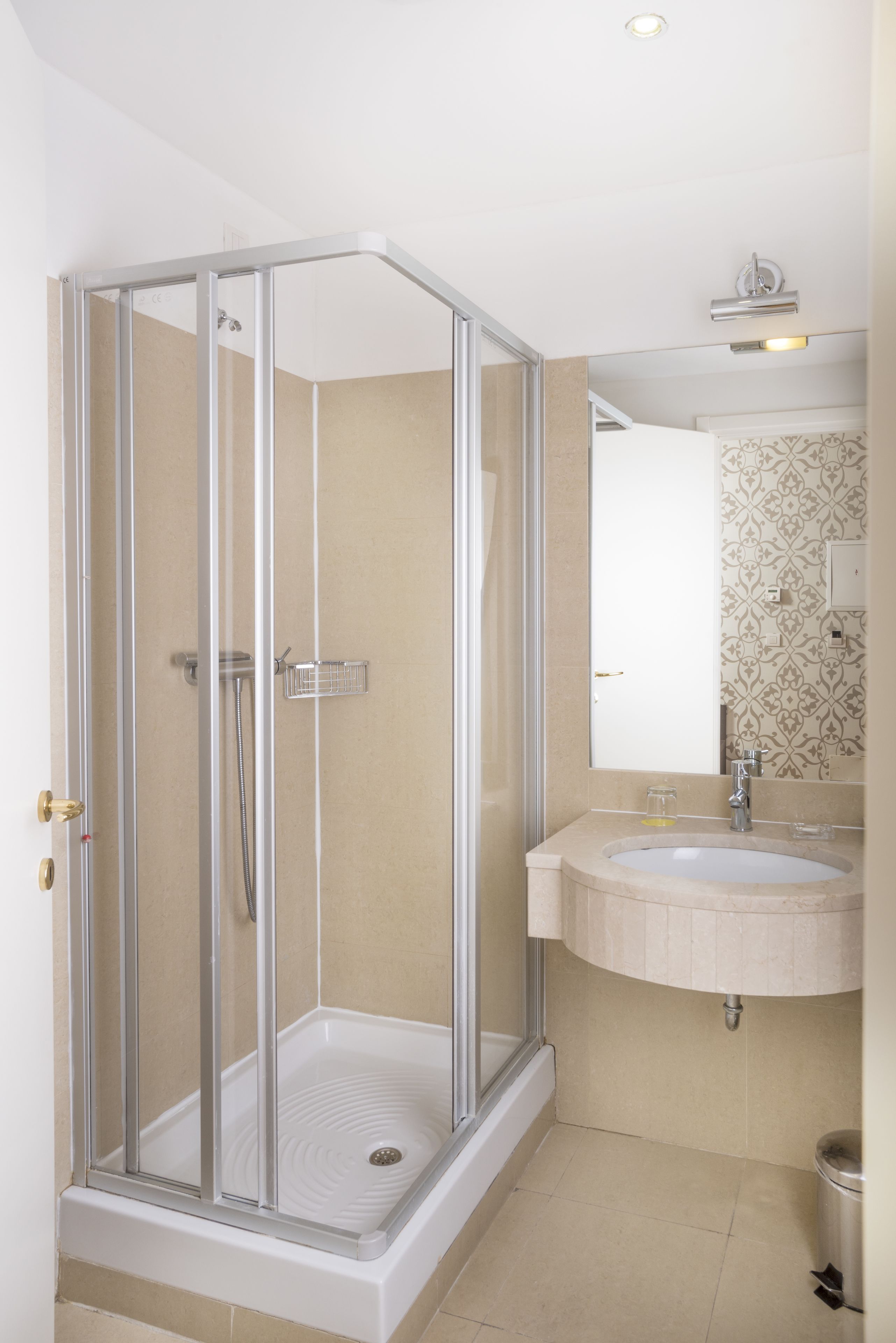 combined shower/bathtub, rainfall showerhead, free toiletries