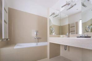 Royal Suite | Bathroom | Combined shower/tub, rainfall showerhead, free toiletries, hair dryer - Deminka Palace (Prague)