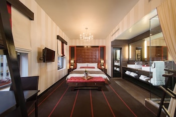 Suite, 1 King Bed | Frette Italian sheets, premium bedding, down comforters, pillowtop beds at Sanctuary Hotel New York