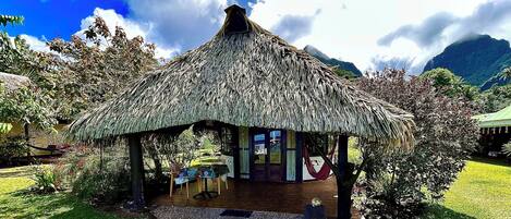 Honeymoon-Bungalow, am Strand | Terrasse/Patio