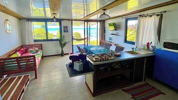 Suite, junto a la playa | Área de sala de estar | Televisión