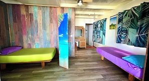 Suite, al costat de la platja | Sala d'estar | Televisor