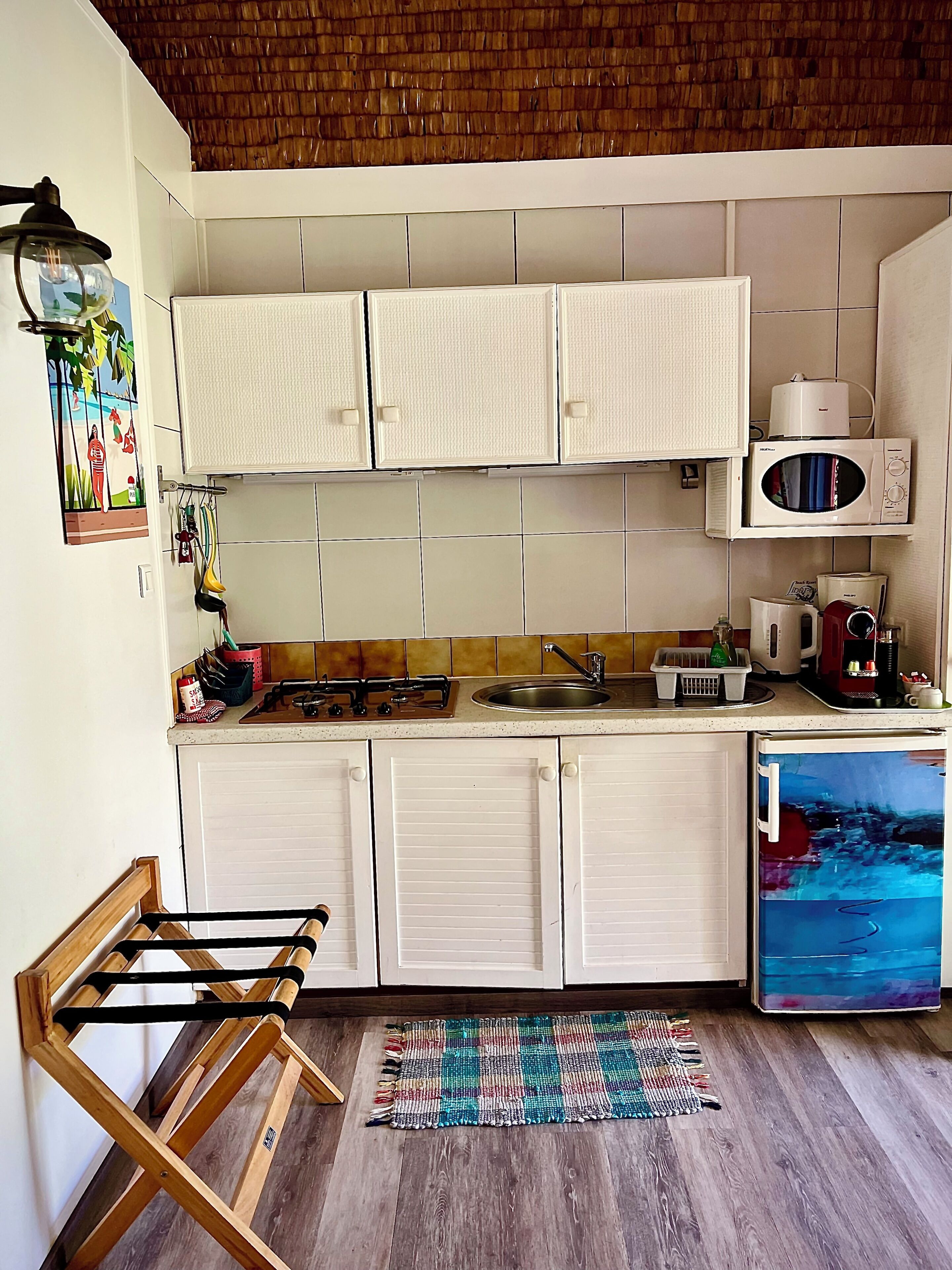 studio deluxe, partial sea view, garden area | private kitchen | microwave, stovetop, electric kettle, cookware/dishes/utensils