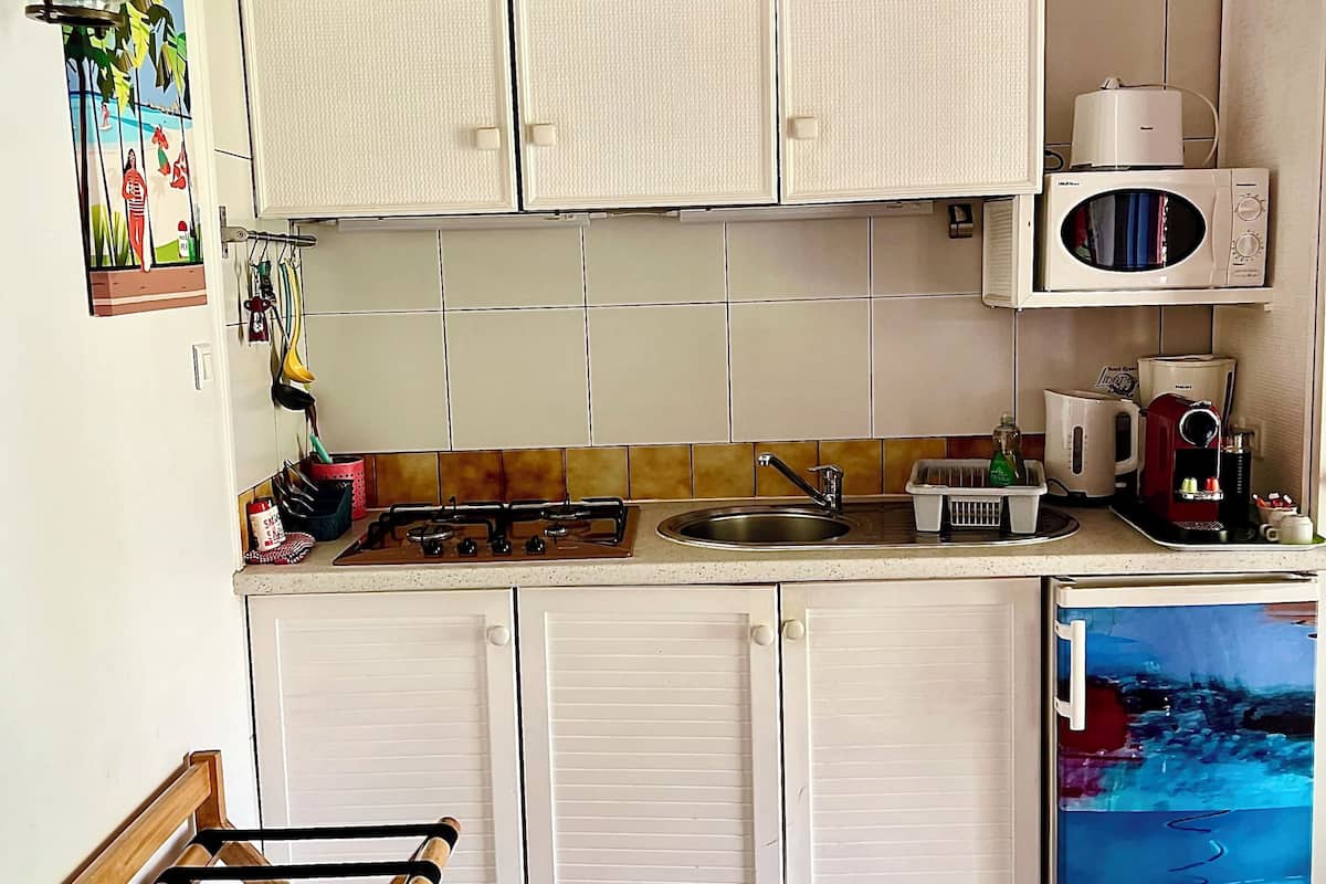 studio deluxe, partial sea view, garden area | private kitchen | microwave, stovetop, electric kettle, cookware/dishes/utensils