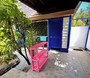 Familienvilla, eingeschränkter Meerblick, zum Garten hin | Badezimmer | Dusche, Regendusche, Haartrockner, Handtücher