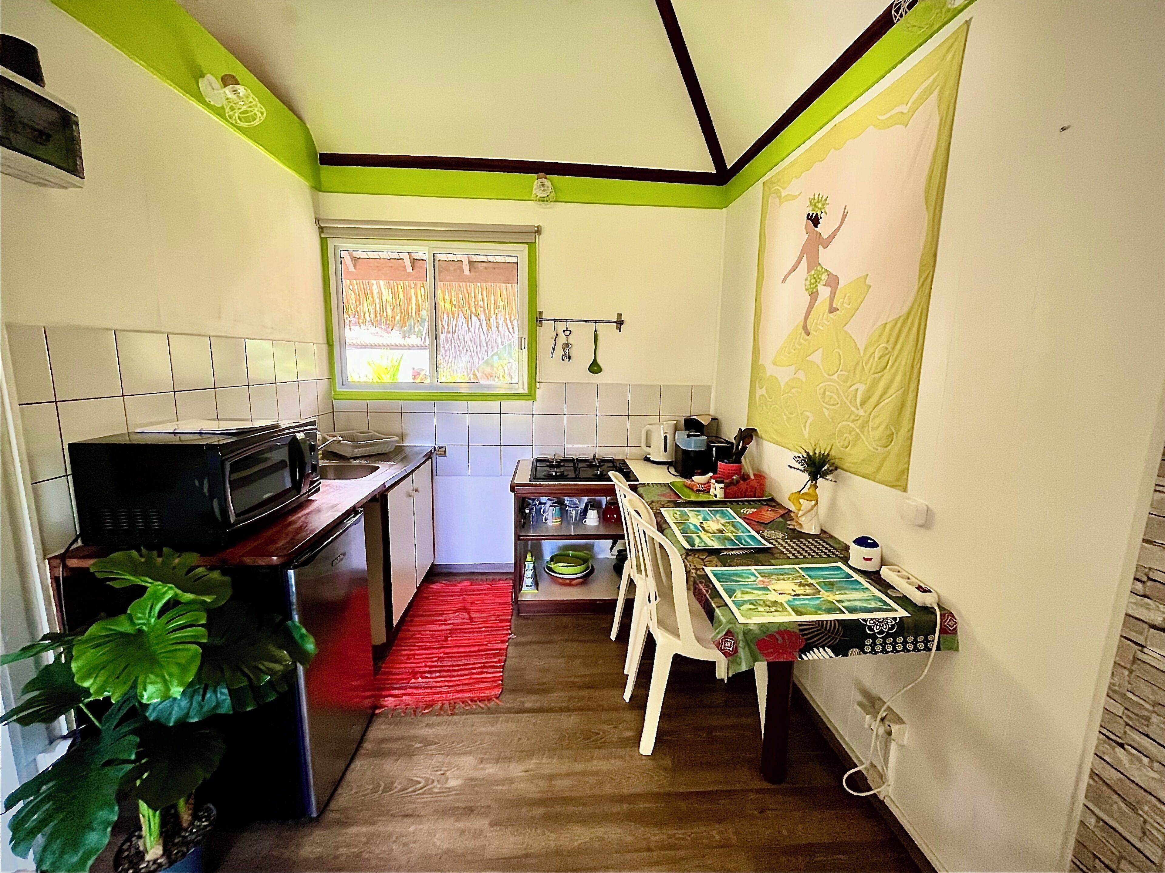 bungalow, partial sea view, garden area | private kitchen | microwave, stovetop, electric kettle, cookware/dishes/utensils