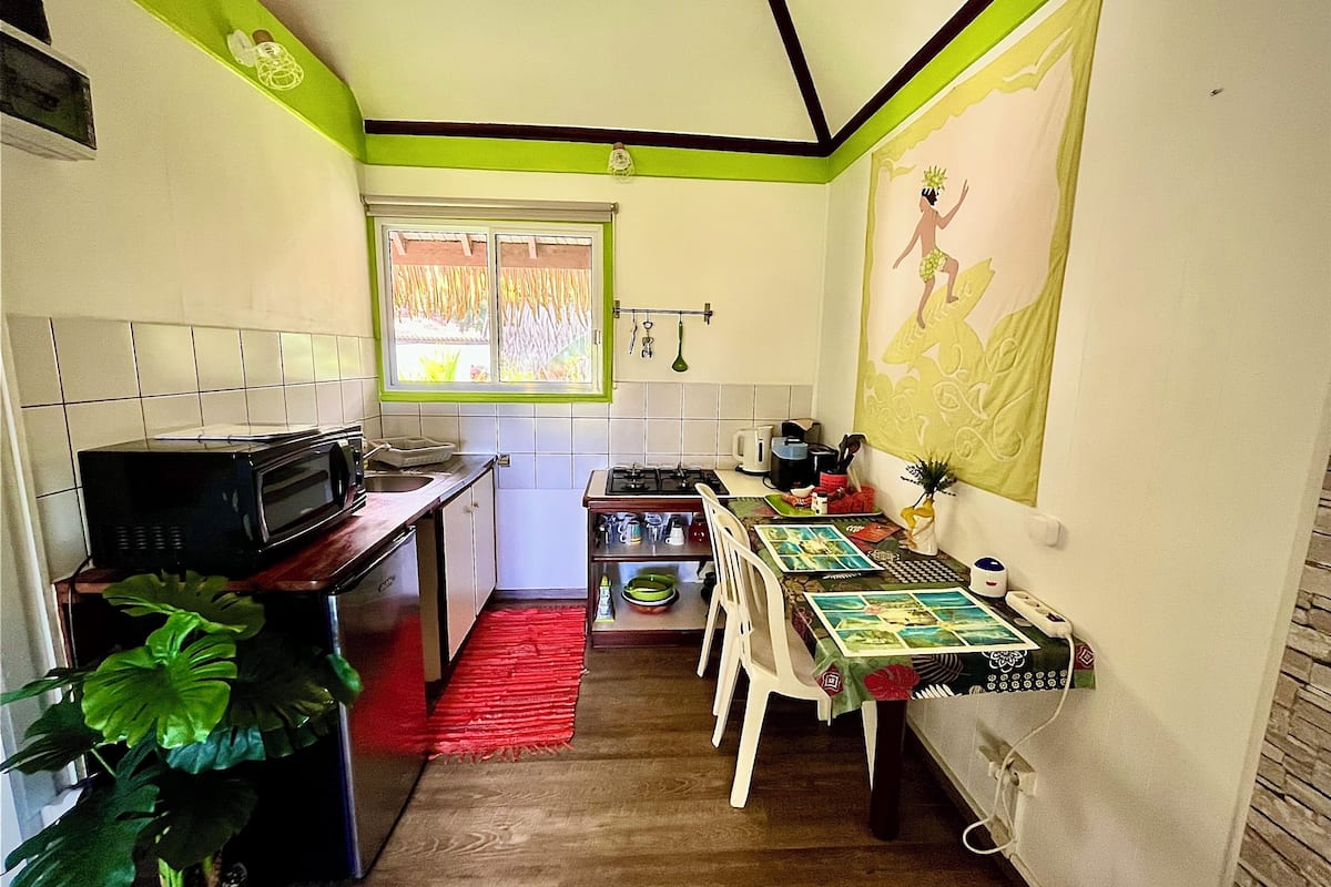 bungalow, partial sea view, garden area | private kitchen | microwave, stovetop, electric kettle, cookware/dishes/utensils