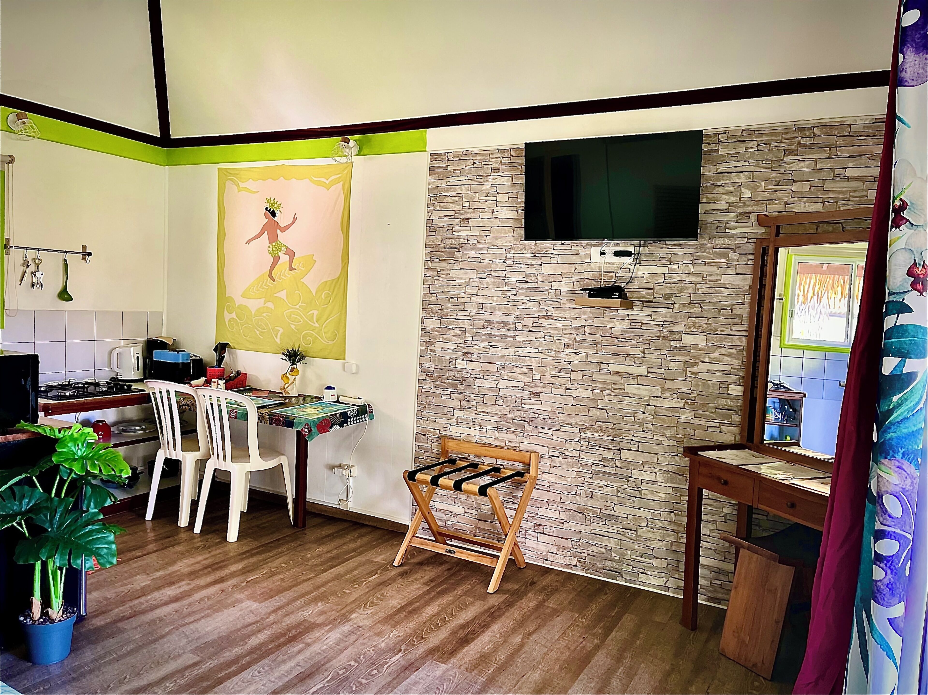 bungalow, partial sea view, garden area | private kitchen | microwave, stovetop, electric kettle, cookware/dishes/utensils