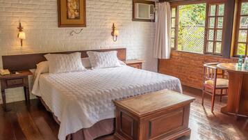 Frigobar, cofres nos quartos, escrivaninha, cortinas blackout