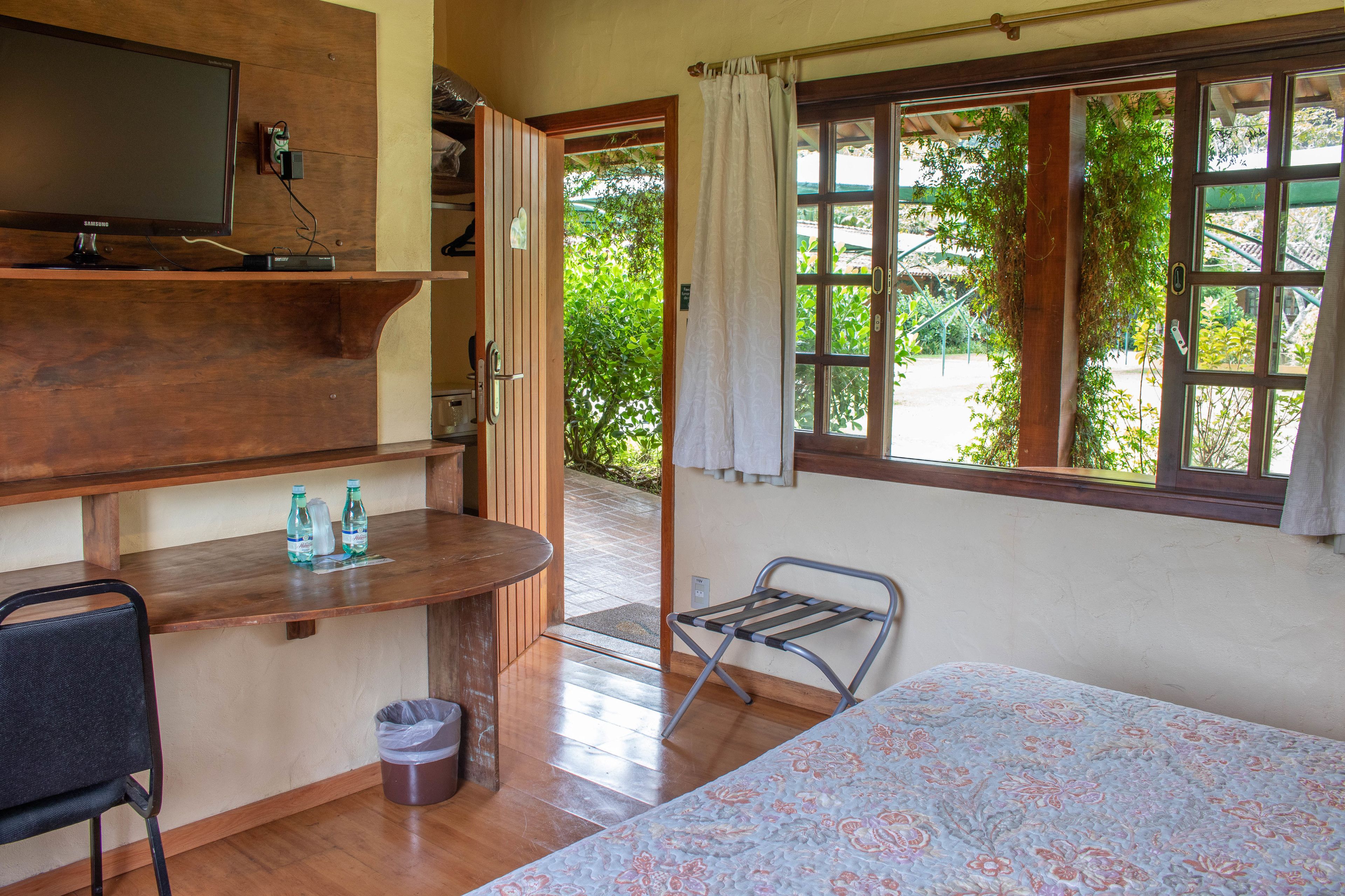 Junior Room | Minibar, in-room safe, desk, blackout curtains