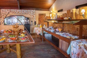 Un bufé con una variedad de alimentos y una estación de café.