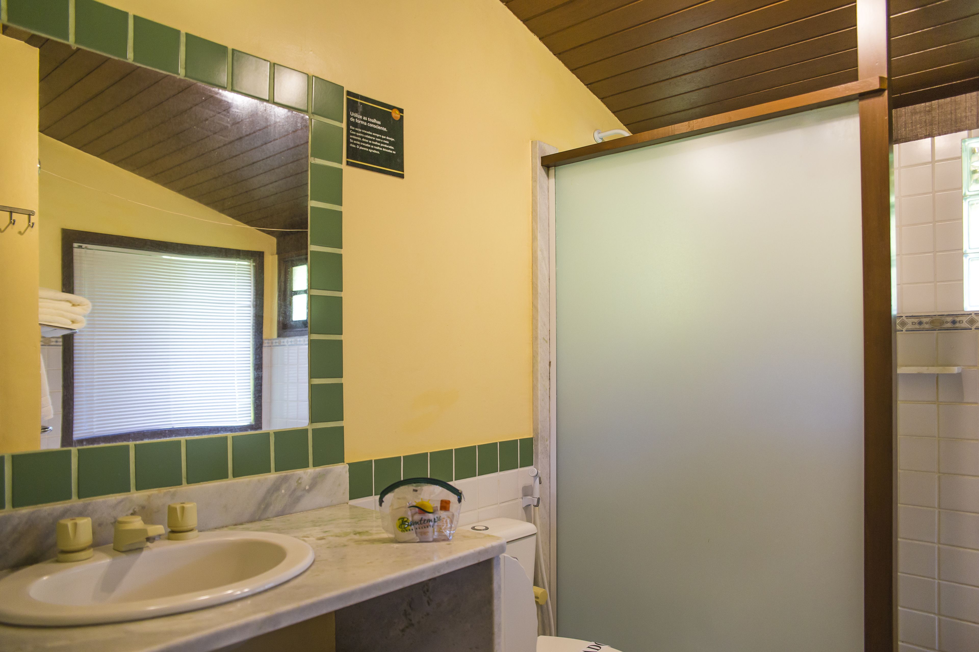 Un baño con lavamanos, espejo y ducha.